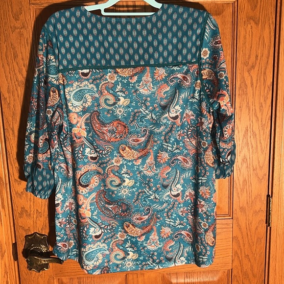 Tee shirt fabric bodice
Yoke is silky print - Picture 2 of 4